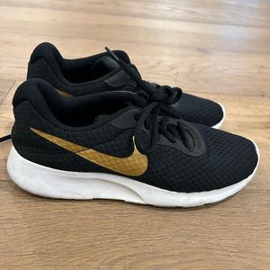 Nike Tanjun Women's Shoes Size 8.5